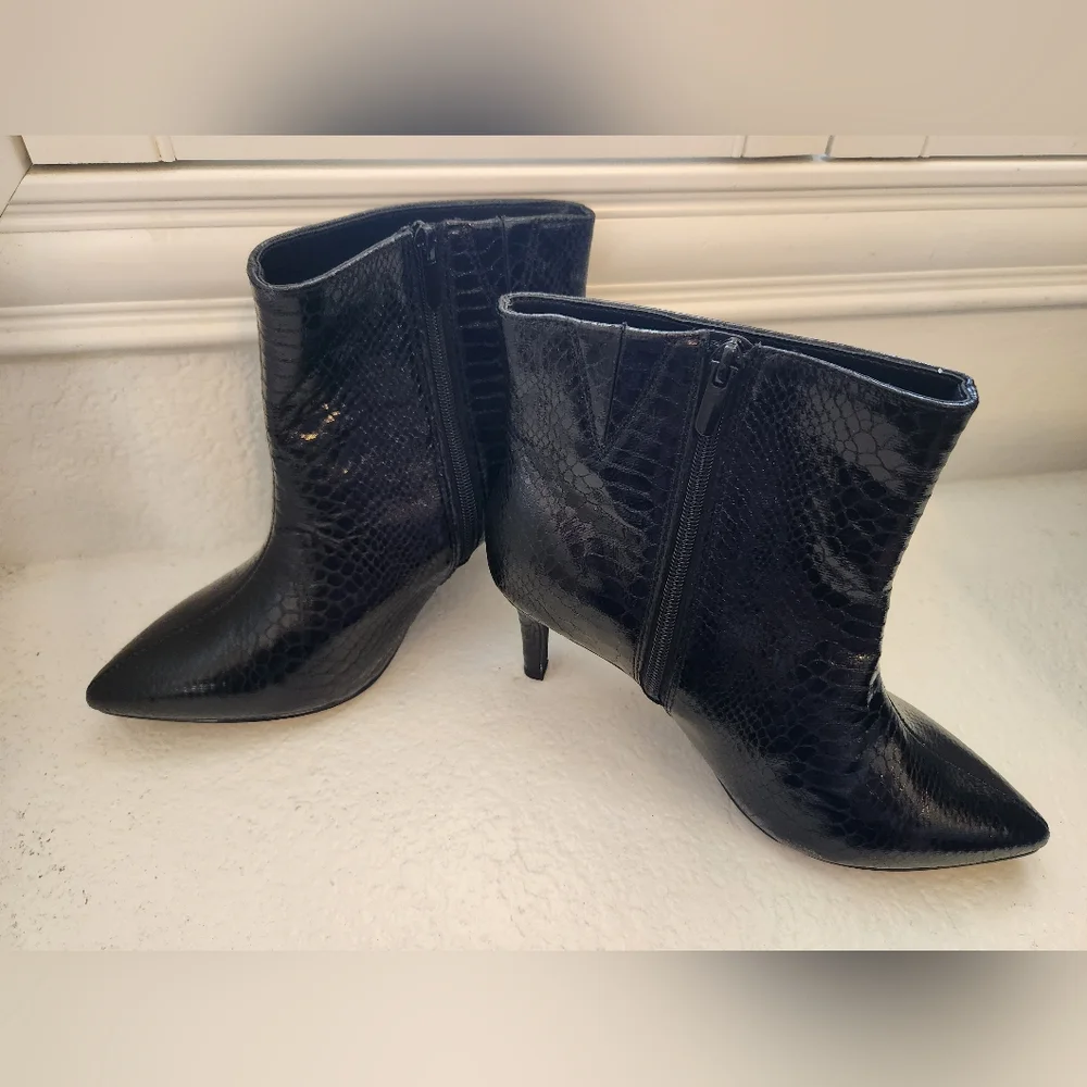 Torrid Black Faux Leather Snake Print Side Zip Pointed Toe Booties Size 9.5 WW - Picture 5 of 16